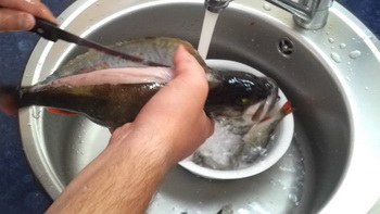 Как чистить рыбу