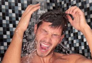 Как принимать душ во время месячных