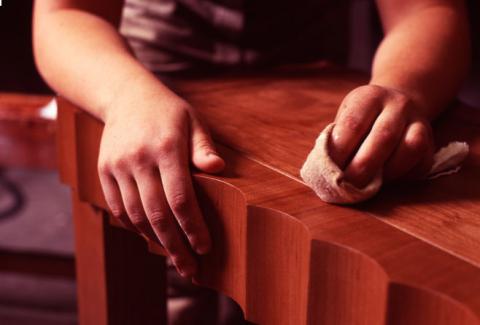 Как устранить пятна с деревянной поверхности